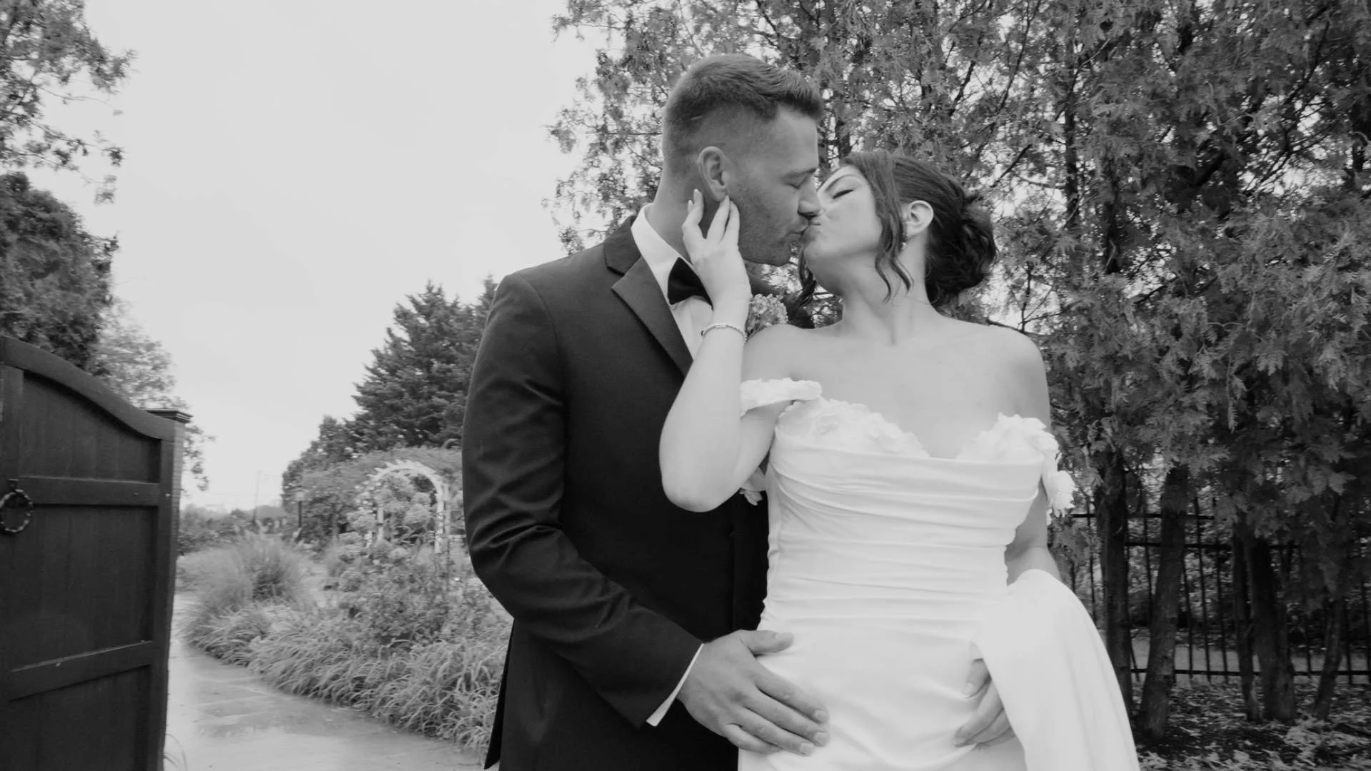 🥂 Megan & Zach’s Rainy Long Island Wedding at The Vineyards at Aquebogue